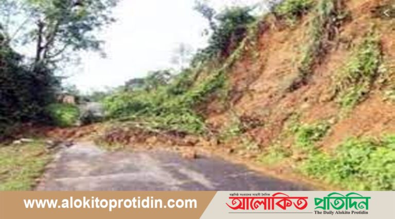 বৃষ্টিতে চট্টগ্রামে পাহাড় ধসে যান চলাচলে বিঘ্ন
