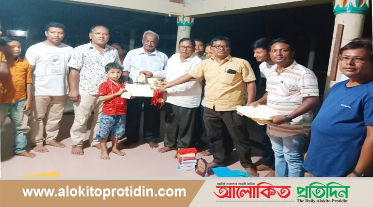 বীরগঞ্জে শ্রীমদভগবদগীতা প্রতিযোগীদের মাঝে ক্রেস্ট ও পুরস্কার বিতরণ