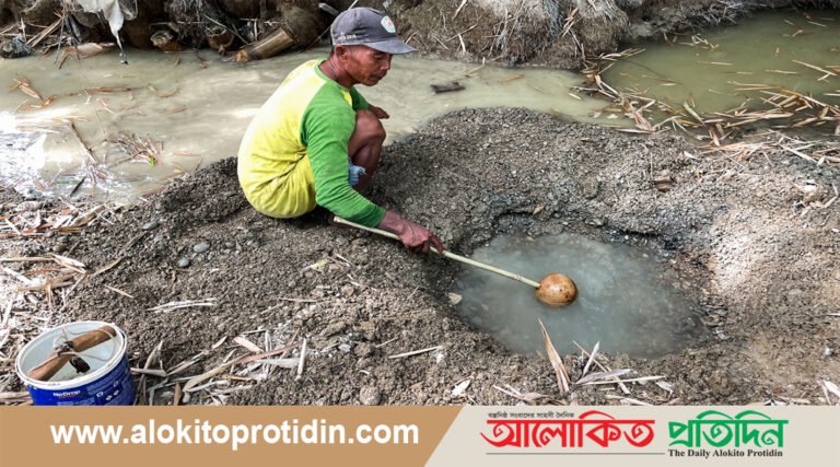 নদীর বুক চিরে পানি বের করছেন ইন্দোনেশিয়ার মানুষ