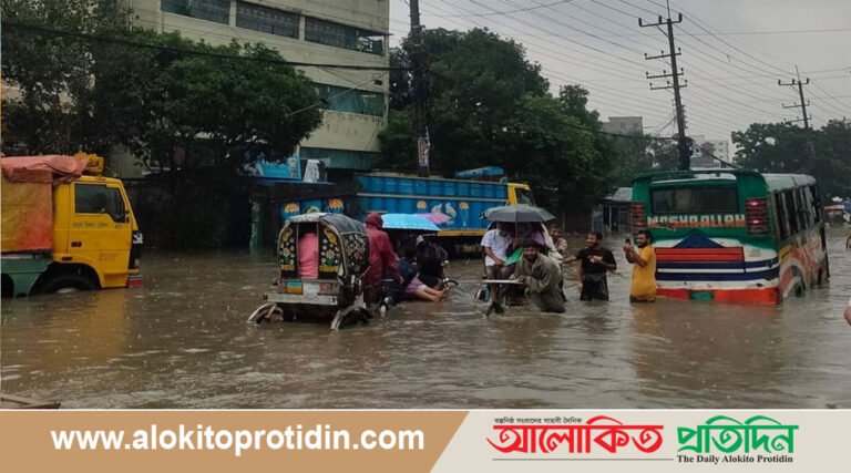 চট্টগ্রামে টানা বৃষ্টিতে জলাবদ্ধতায় ভোগান্তি চরমে