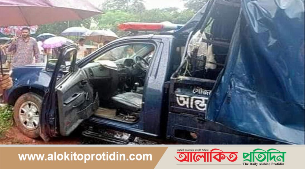 পুলিশভ্যানে থাকা ৩ জন নিহত
