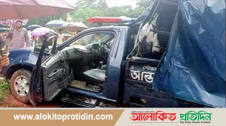 পুলিশভ্যানে থাকা ৩ জন নিহত