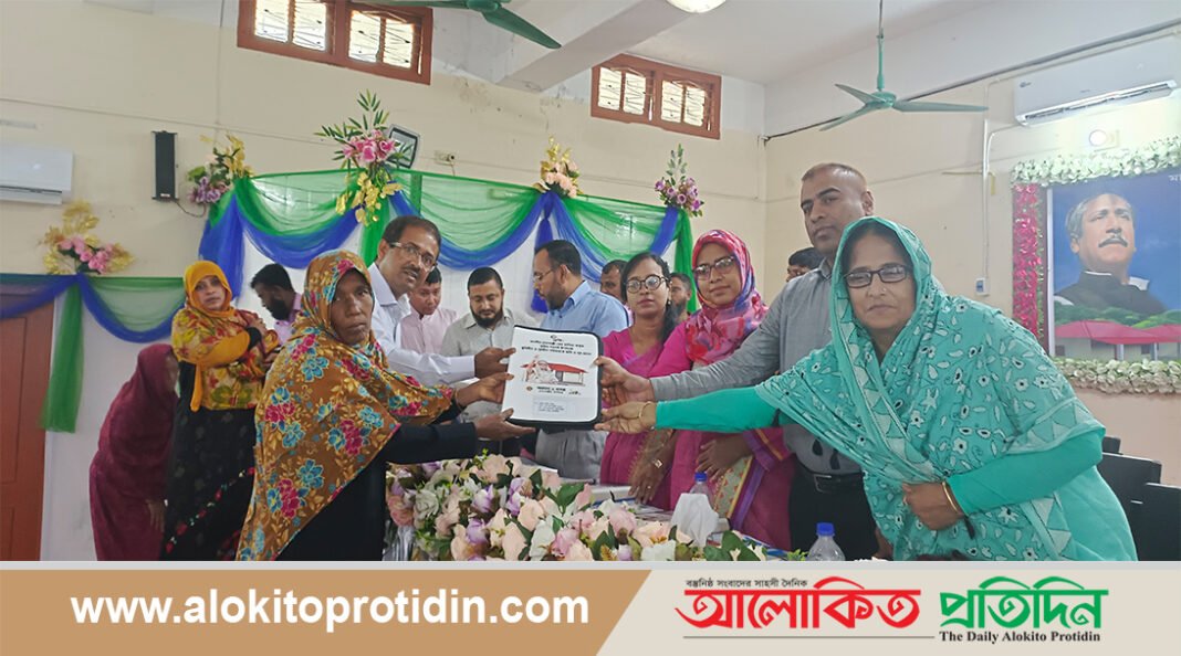 সাতক্ষীরায় ভূমিহীন ও গৃহহীন পরিবারকে জমি সহ ঘর হস্তান্তর