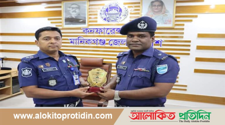 মানিকগঞ্জ জেলার শ্রেষ্ঠ অফিসার নির্বাচিত হলেন আঃ রউফ সরকার