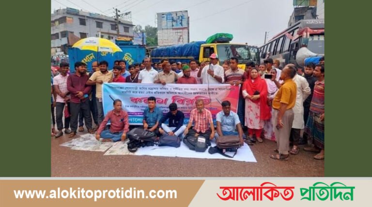 মহাসড়ক অবরোধ করে গোবিন্দগঞ্জে সাংবাদিকদের কলম বিরতি