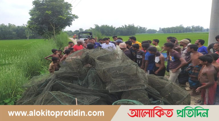 রাণীশংকৈলে ভ্রাম্যমাণ আদালতে ৩২টি নিষিদ্ধ চায়না দুয়ারী মাছ ধরার জাল জব্দ করে ধ্বংস 