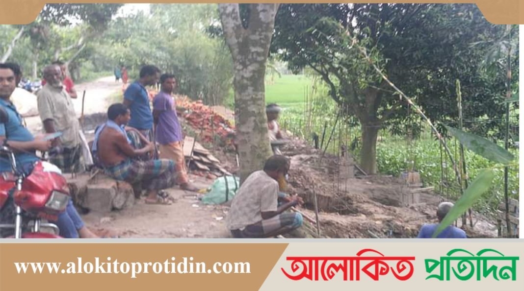 ধসে যাচ্ছে বাঁধ অন্যদিকে স্থায়ী মিনি মার্কেট নির্মাণ চেষ্টা চলছে