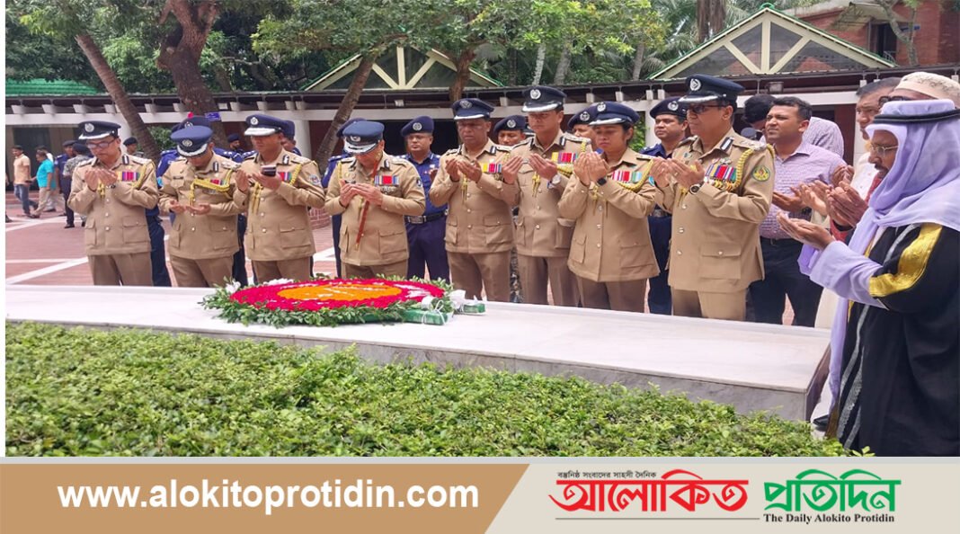 বঙ্গবন্ধুর সমাধিতে আইজিপির শ্রদ্ধা নিবেদন 