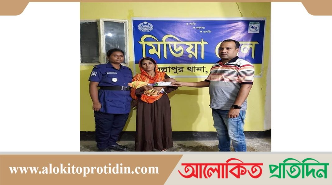 শিশুকে উদ্ধার করে মায়ের কোলে তুলে দিয়েছেন পুলিশ