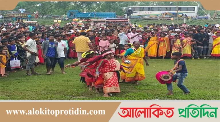 পত্নীতলায় নেচে গেয়ে কারাম উৎসব উদযাপন