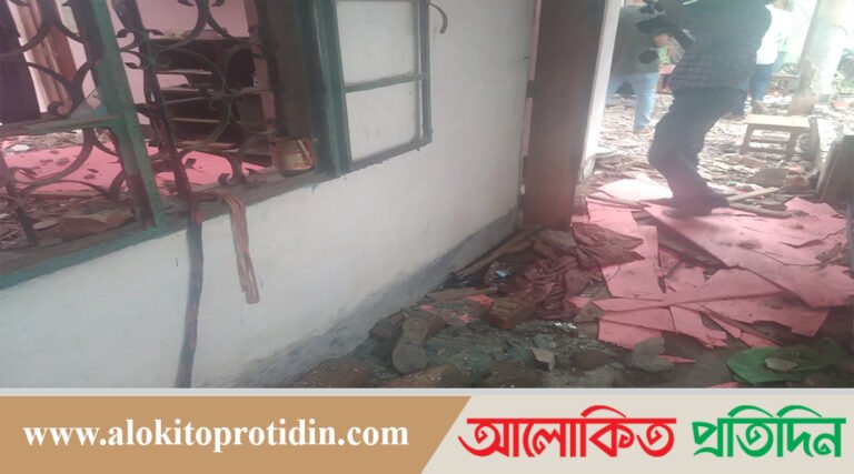 নোয়াখালীতে বসতবাড়িতে হামলা ভাঙচুর আহত-১