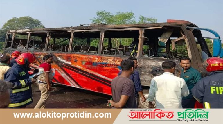 মানিকগঞ্জের ঢাকা- আরিচা মহাসড়কে যাত্রীবেশে উঠে পেট্রল ঢেলে গাড়িতে আগুন