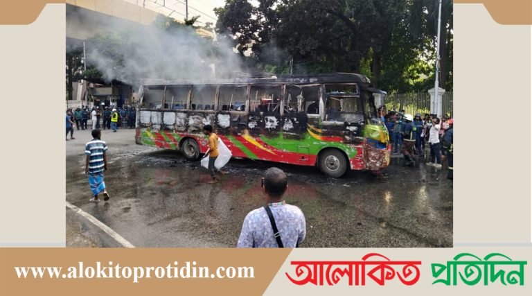 রাজধানীতে প্রেসক্লাবের সামনে বাসে আগুন