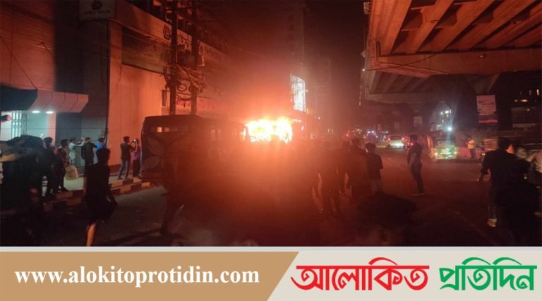 চট্টগ্রামে তিন জায়গায় বাসে আগুন
