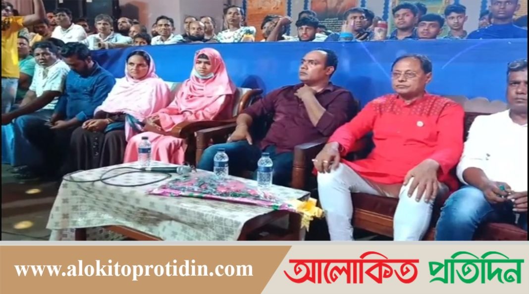 বেলকুচিতে বিভিন্ন পূজা মন্ডপ পরিদর্শন করেন পৌর মেয়র 