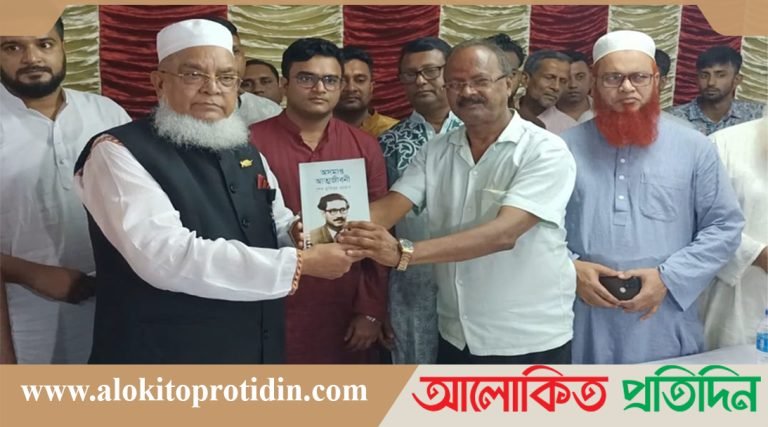 মানিকগঞ্জে পূজামন্ডপে বঙ্গবন্ধুর অসমাপ্ত আত্মজীবনী বই ও নগদ অর্থ প্রদান