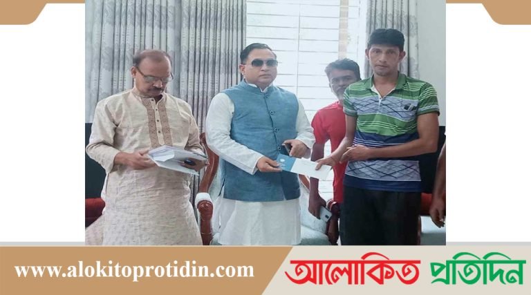 নাগরপুরে পূজা মন্ডপে নগদ অর্থ প্রদান করেন ব্যারিস্টার রাকিব