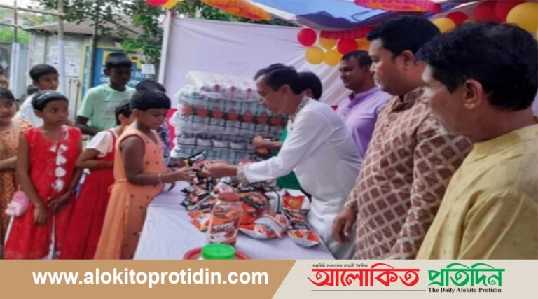 উল্লাপাড়ায় শারদীয় দুর্গাপূজায় চকলেট ও চিপস উৎসব 
