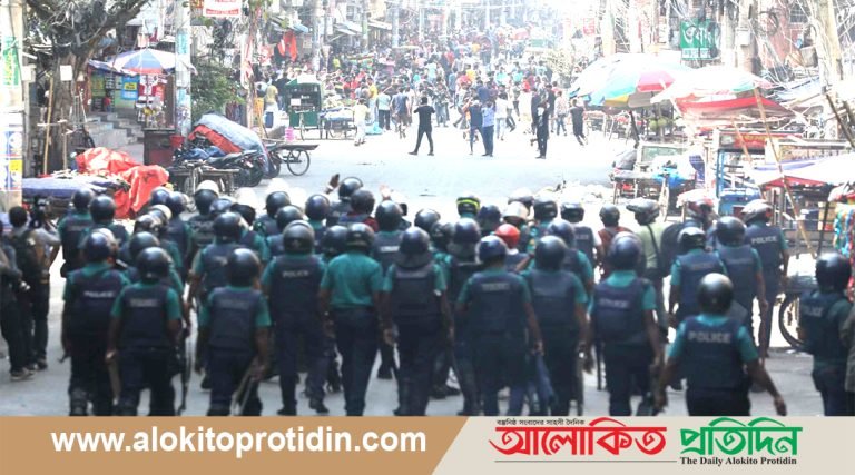 মিরপুরে সড়ক থেকে শ্রমিকদের সরিয়ে দিল পুলিশ