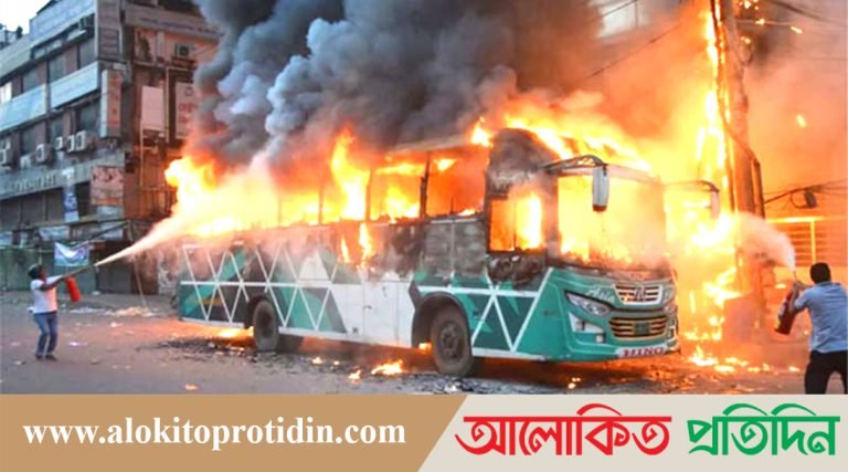 সুত্রাপুরে বাসে আগুন