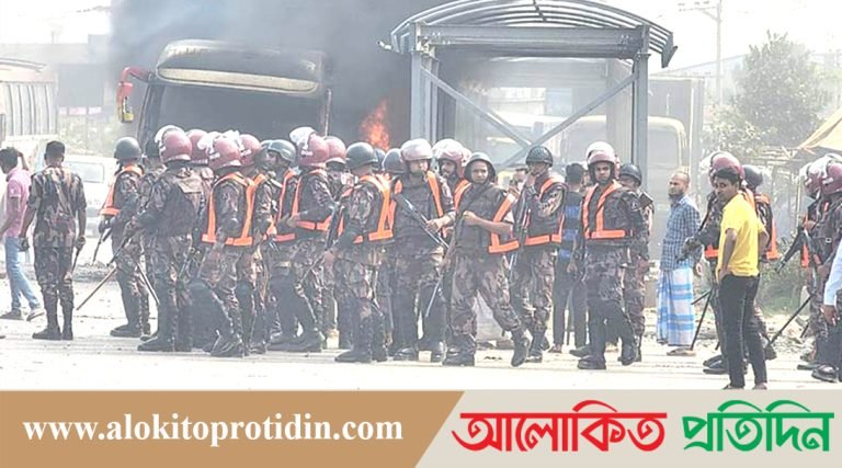 আজও গাজীপুরে পোশাকশ্রমিকদের বিক্ষোভ, ২ বাসে আগুন