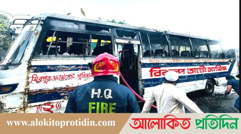 রাজধানীর গুলিস্তানে বাসে আগুন