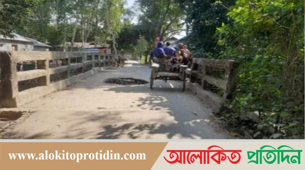 ফুলছড়ি উপজেলায় ২টি সেতুর পাটাতন ভেঙ্গে পড়ায় ঝুঁকি নিয়ে চলছে যানবাহন