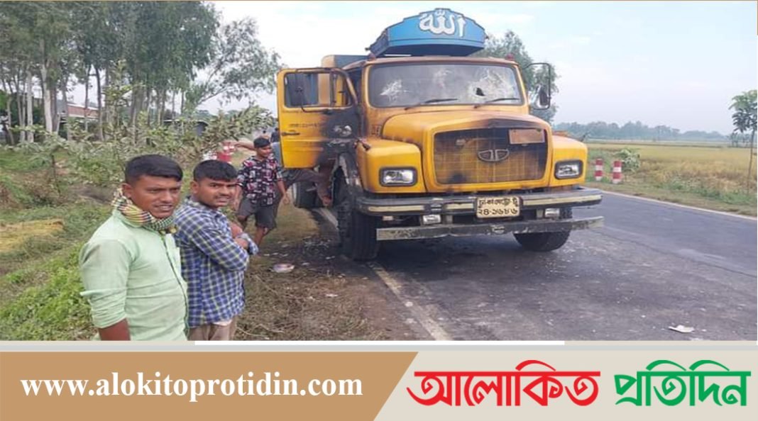 জয়পুরহাটে পাথরবোঝাই ট্রাকে আগুন
