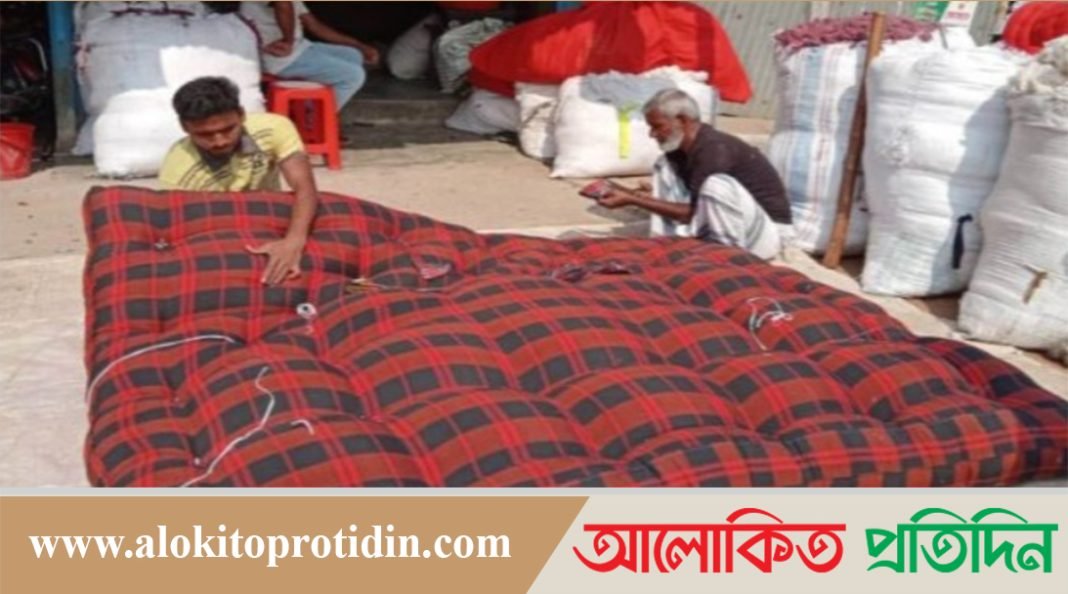 গাইবান্ধায় শীতের আগমনে বেড়েছে লেপ তোষক তৈরির কারিগরদের ব্যস্ততা