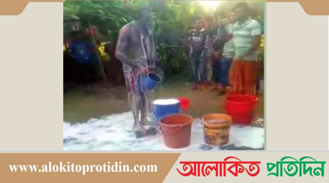 ফুলছড়িতে ১৬ বছরের সংসার জীবন থেকে মুক্তি পেয়ে দুধ দিয়ে গোসল