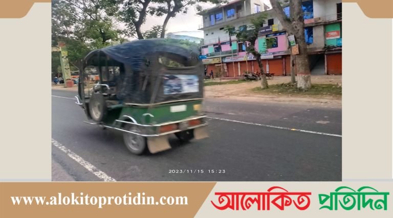 মহাসড়কে অবৈধ থ্রি-হুইলারের দৈরাত্ন