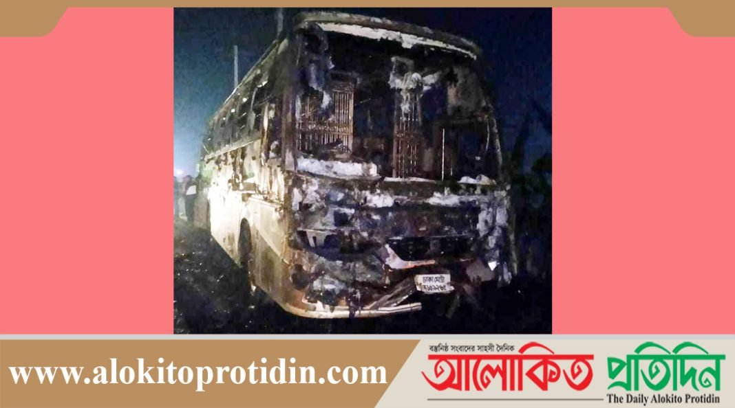 কুষ্টিয়ায় হাইওয়ে থানার সামনে দাঁড়িয়ে থাকা বাসে অগ্নিকাণ্ড