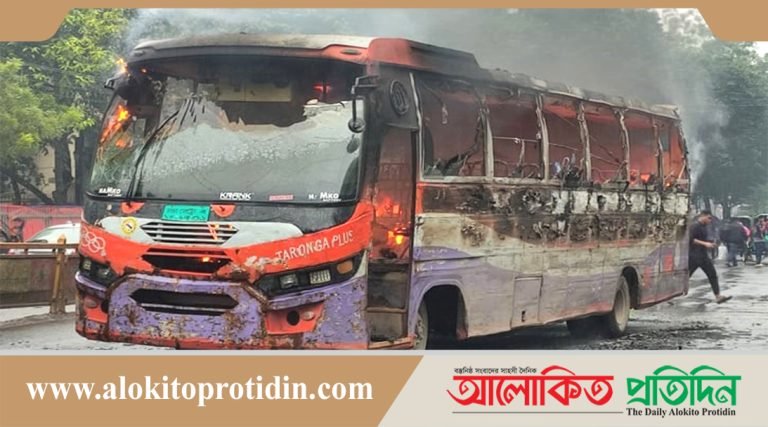 শাহবাগে যাত্রীবাহী তরঙ্গ পরিবহনের একটি বাসে আগুন