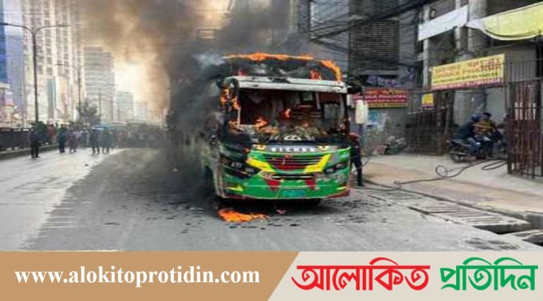 পুরান ঢাকার পোস্তগোলায় যাত্রীবাহী বাসে আগুন