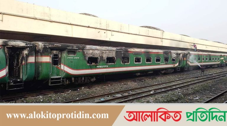 তেজগাঁওয়ে পৌঁছার আগে আগুন দেখা যায় ট্রেনে