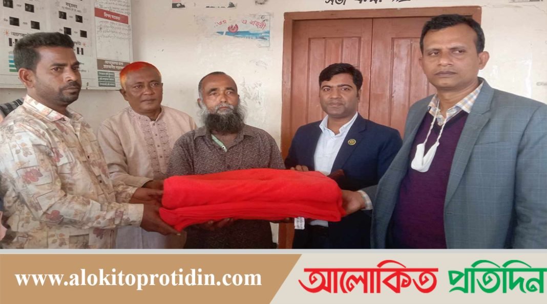 ঝিনাইগাতীতে ত্রাণের শীত বস্ত্র বিতরণ