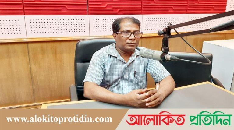 হানিফ সংকেতের ইত্যাদিতে গান লিখলেন মনিরুজ্জামান পলাশ