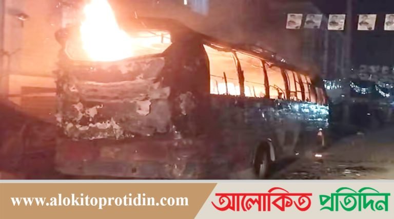 চট্টগ্রামে ভোটের সরঞ্জাম নেওয়া বাসে আগুন