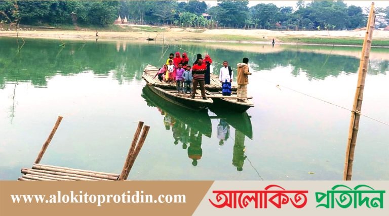 সারিয়াকান্দিতে বাঙ্গালী নদী পারাপারে নৌকাই একমাত্র ভরসা, সেতু নির্মাণের দাবি স্থানীয়দের