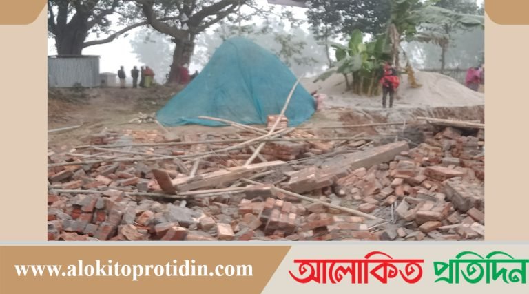 গোবিন্দগঞ্জে ঘড়বাড়ী ভাংচুরের প্রতিবাদে বিক্ষুব্ধ জনতার আগুন