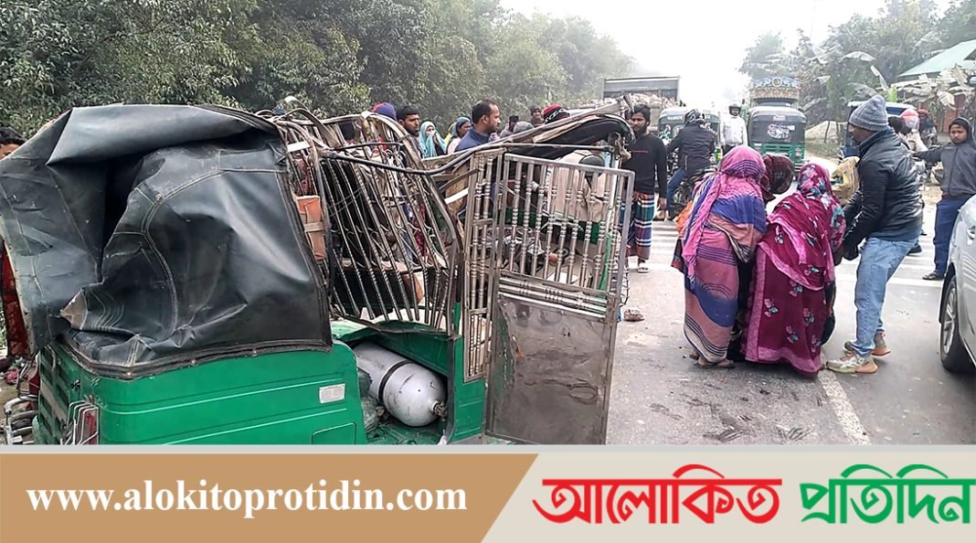 মানিকগঞ্জে ট্রাকের চাপায় সিএনজি চালকসহ নিহত-৩