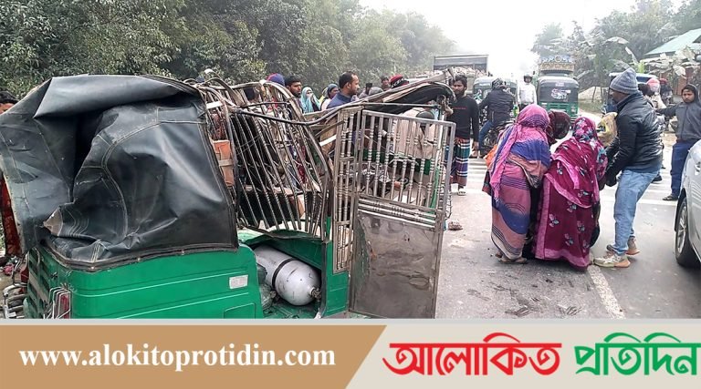 মানিকগঞ্জে ট্রাকের চাপায় সিএনজি চালকসহ নিহত-৩