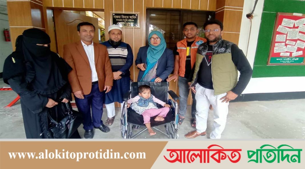 লক্ষ্মীপুরে প্রতিবন্ধী শিশুকে হুইলচেয়ার বিতরণ