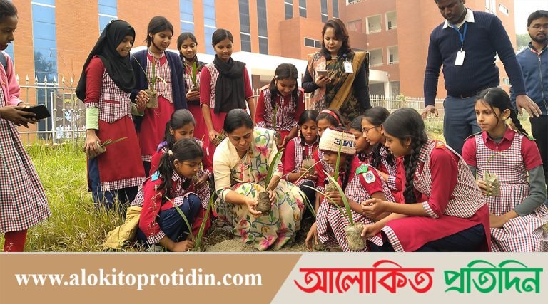 মানিকগঞ্জে জেলা প্রশাসকের উদ্যোগে খেজুর গাছের চারা রোপণ ও বিতরণ