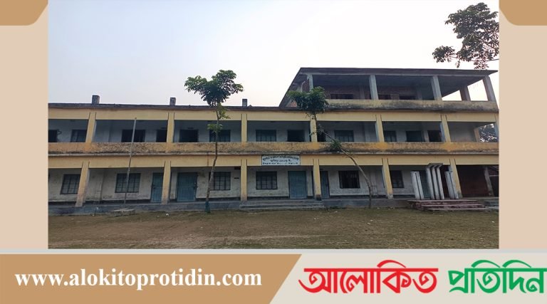 সাতক্ষীরায় প্রধান শিক্ষক এর বিরুদ্ধে সাংবাদিকদের তথ্য না দেওয়ার অভিযোগ