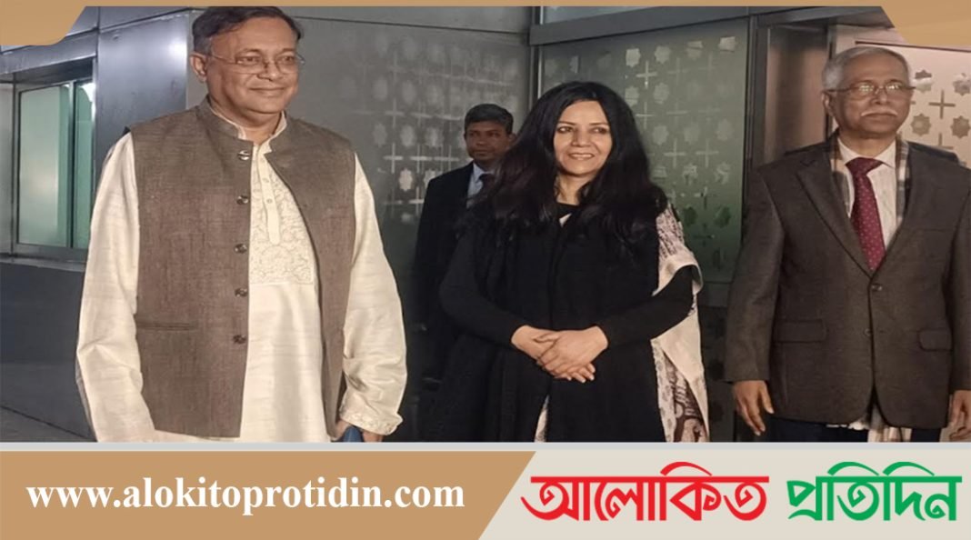 এস জয়শঙ্করের আমন্ত্রণে দি‌ল্লি পৌঁছেছেন পররাষ্ট্রমন্ত্রী