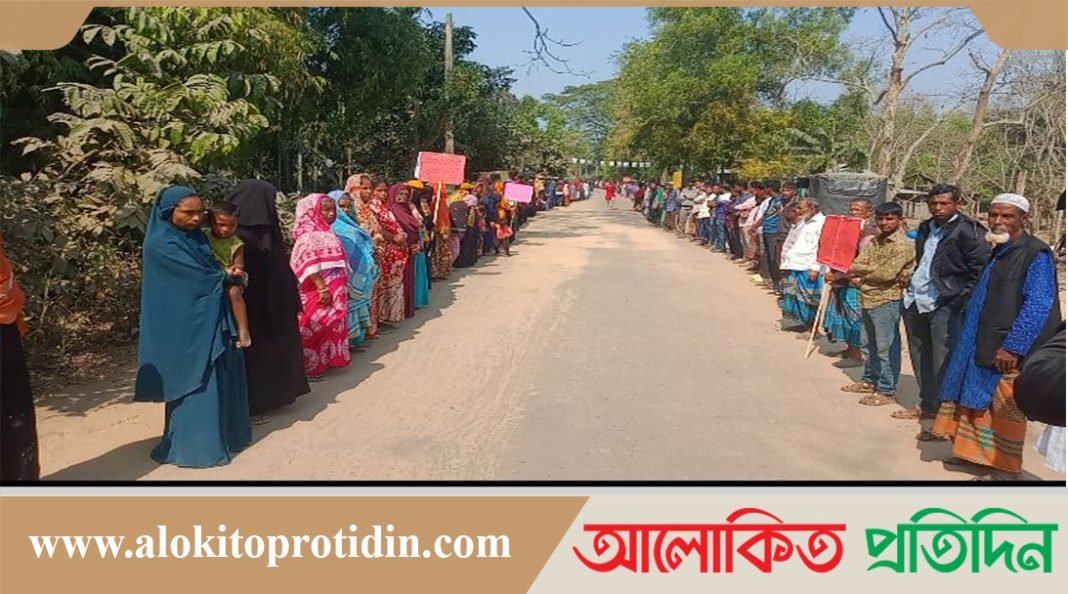 দুর্গাপুরে মজিবুর হত্যার প্রতিবাদে এলাকাবাসীর মানববন্ধন 