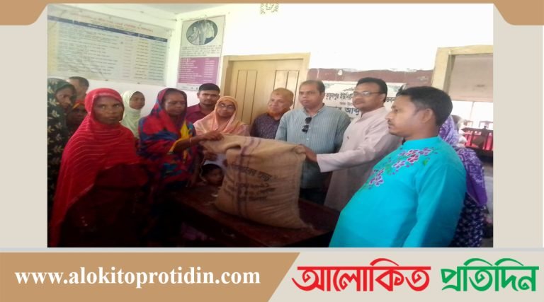 সারিয়াকান্দিতে কুতুবপুর ইউনিয়নের মানুষের মাঝে ভিজিএফ এর চাল বিতরণ 