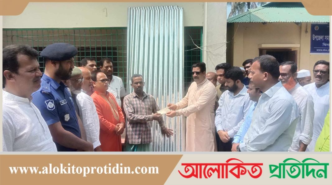 ঝিনাইগাতীতে প্রাকৃতিক দুর্যোগে ক্ষতিগ্রস্তদের মাঝে ঢেউটিন ও নগদ টাকার চেক বিতরণ