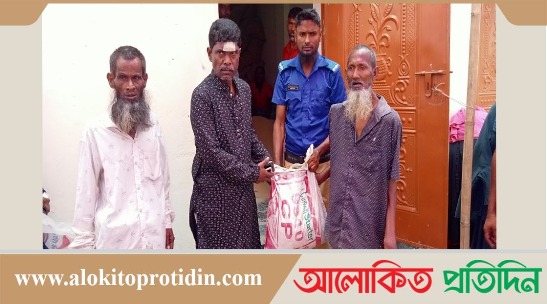 ময়মনসিংহের খাগডহরে প্রধানমন্ত্রীর উপহার বিনামূল্যে ১০ কেজি চাল বিতরণ